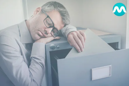 Проявление нарколепсии - внезапная тяга ко сну Мужчина уснул на работе